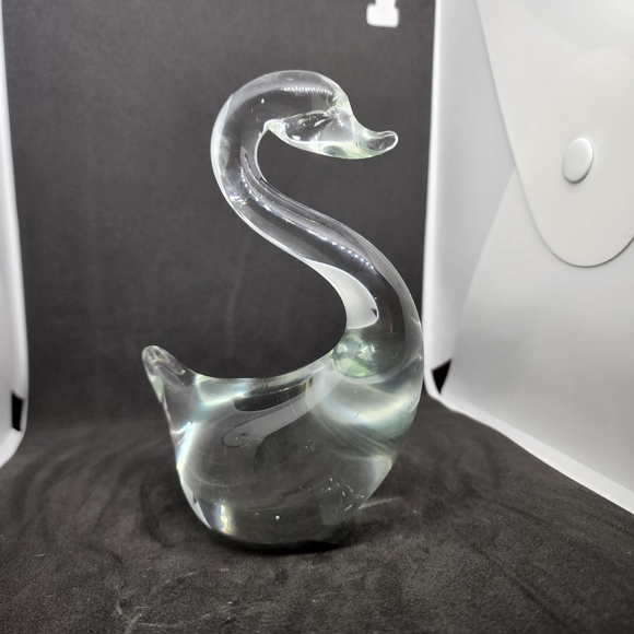 Glass Swan Paperweight - Picture 4 of 7